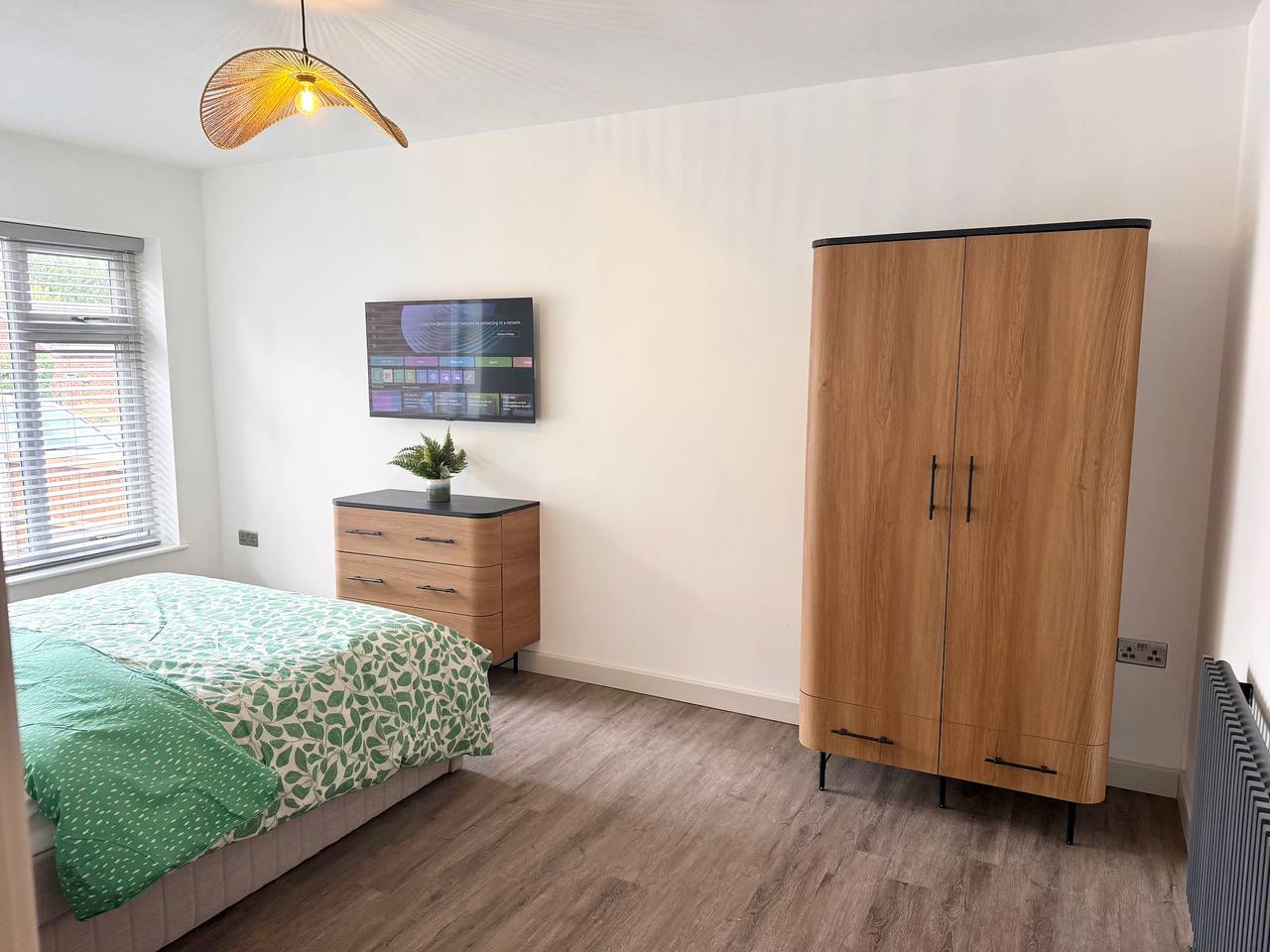 3-Bed Bungalow Sleeps 8 with Garden & Parking in Nottinghamshire