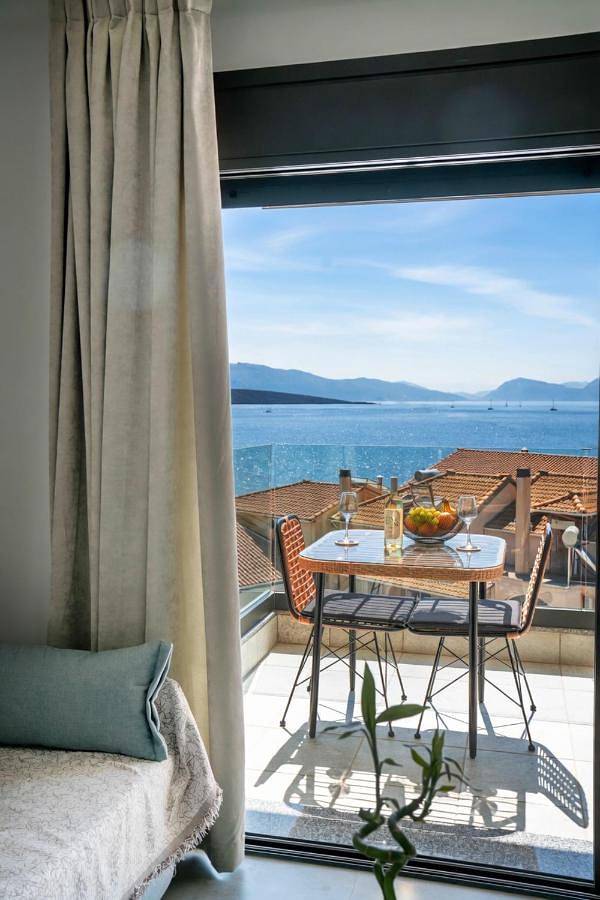 Ferienwohnung für 4 Personen, mit Balkon und Terrasse sowie Pool und Ausblick in Episkopos