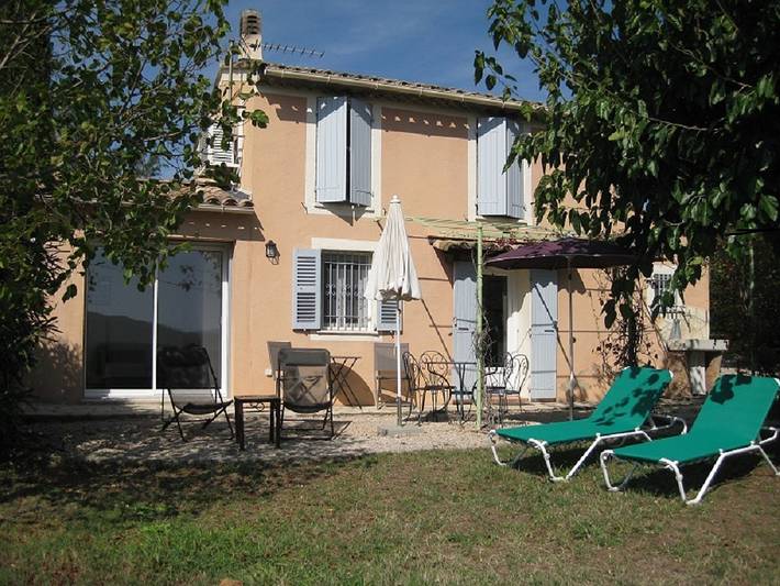 Gîte pour 2 personnes, avec piscine ainsi que vue et jardin