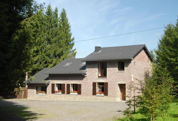 Location de vacances pour 14 personnes, avec terrasse et jardin à Gouvy