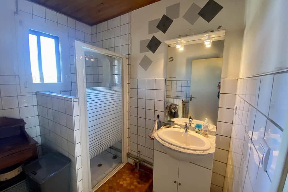 Entire apartment, Central Apartment in Formiguères - 2Br, Sleeps 6, Parking, Fireplace, Near Shops & Ski Shuttle in Formiguères, Parc naturel régional des Pyrénées catalanes