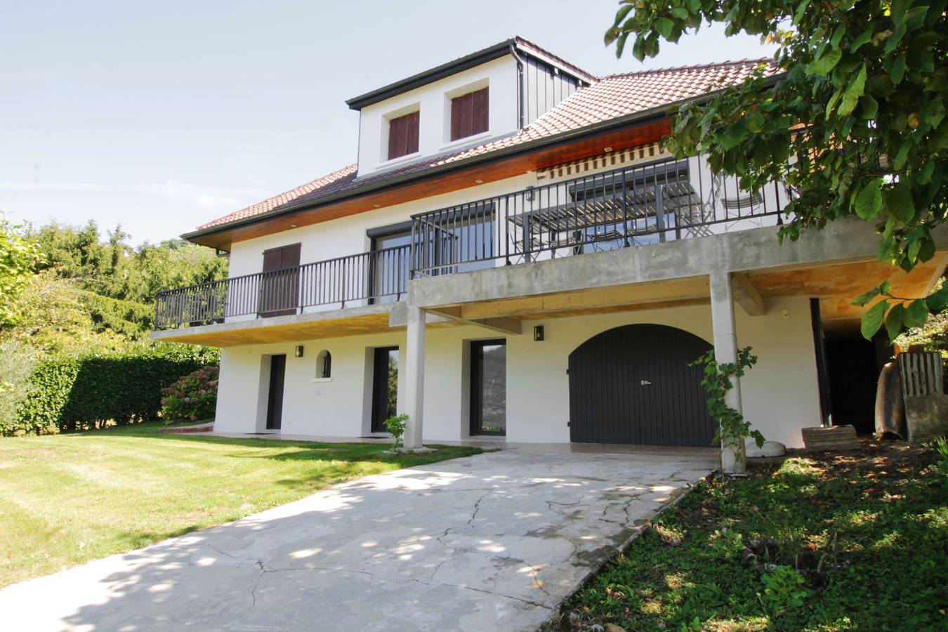 Comfortable villa with a view of Lake Bourget in Viviers-du-Lac, Chambéry und Umgebung