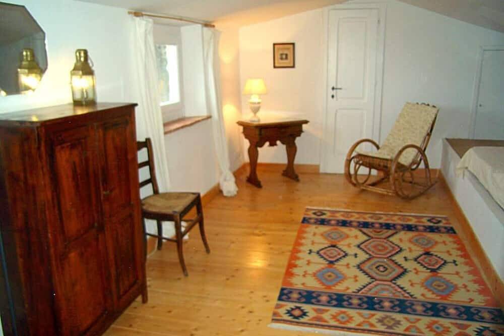 Geheel appartement, In lovely hilltop village near the sea spacious panoramic house with 2 terraces in Magliano in Toscana, Provincie Grosseto