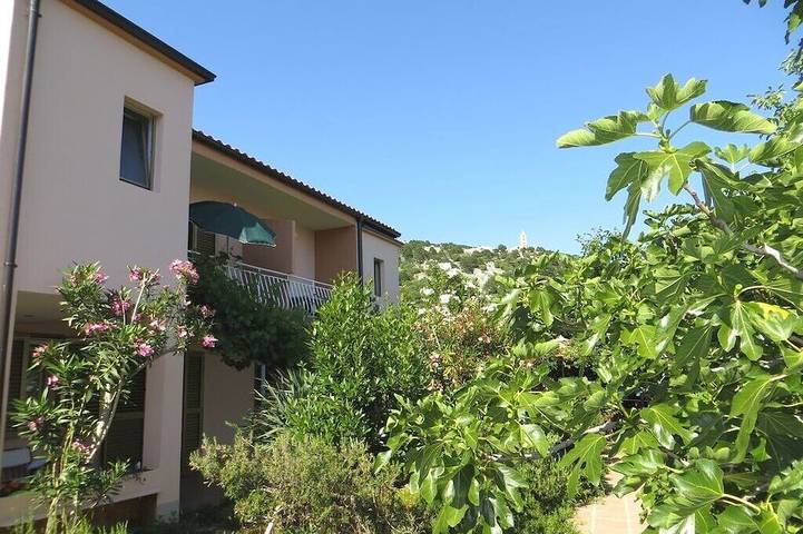Ganze Wohnung, Ferienwohnungen und Zimmer Nikica,, Baška, hr in Vela plaža, Baska