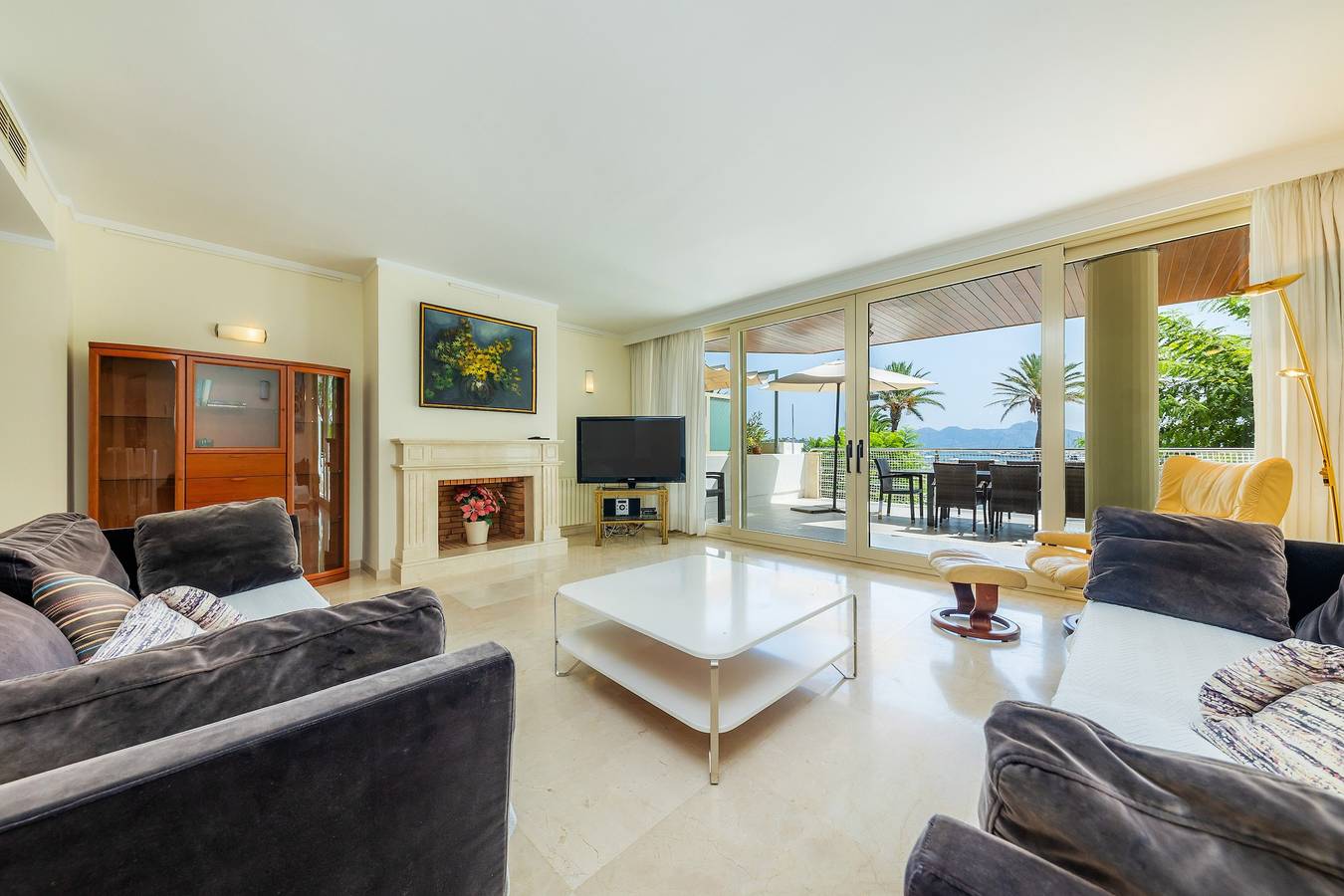 Entire apartment, Holiday Apartment Olympo with Sea View, Mountain View, Wi-Fi & Terraces; Street Parking Available in Port de Pollença, Pollença
