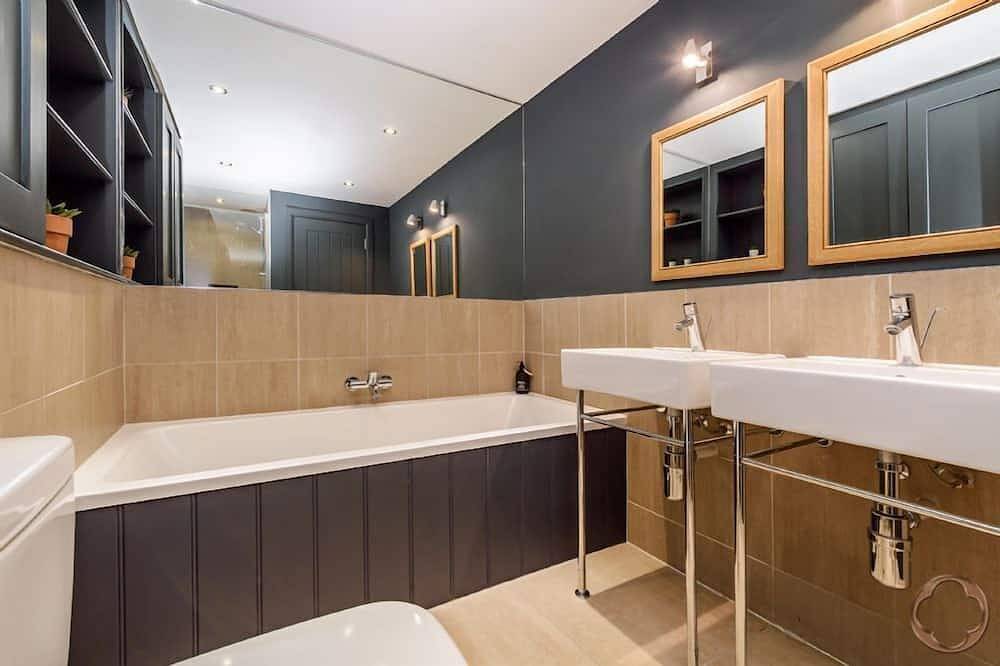 Ganze Wohnung, Highland Club Direct Immobilien - Caladh Apartment im Kloster am Loch Ness - Wlan - Pool - in Fort Augustus, Highlands