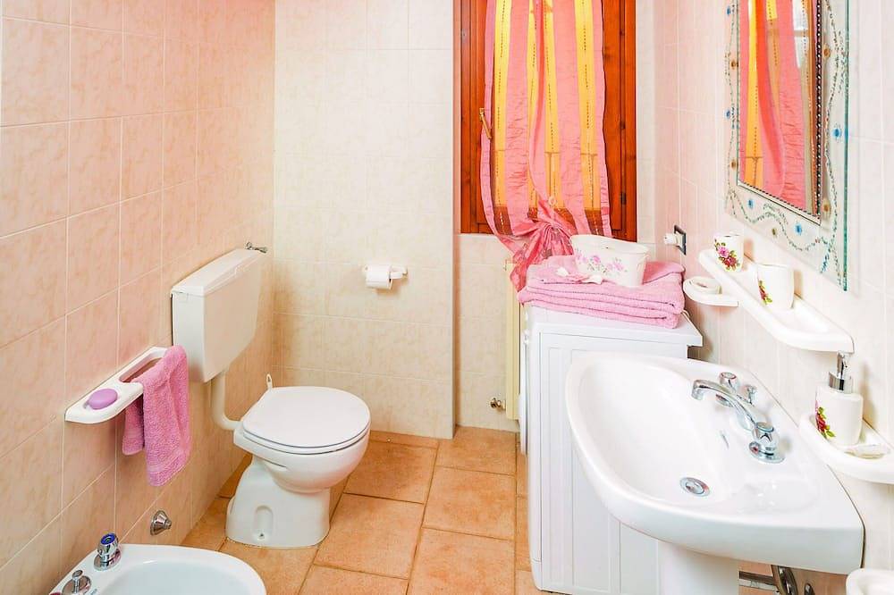 Ganze Wohnung, Geschmackvoll möblierte 2-Zimmer-Wohnung in direkter Seelage mit Pool und Privatstrand in Lezzeno, Comer See