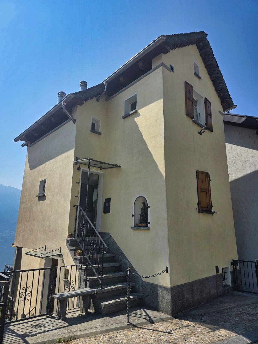 Ganze Wohnung, Charmante Duplexwohnung mit herrlicher Panoramasicht in Zweifamilienhaus in Brione sopra Minusio, Tessiner Alpen