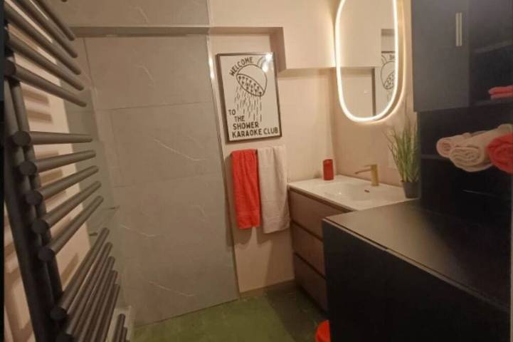 Le Chalet de la Hulle, a cozy vacation home for 6P with sauna and jacuzzi. in Profondeville, Region Namur