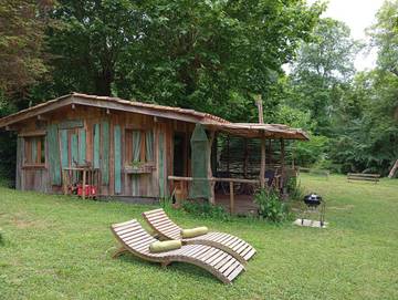 Location de vacances pour 2 personnes, avec vue ainsi que vue sur le lac et jardin à Saint-Justin
