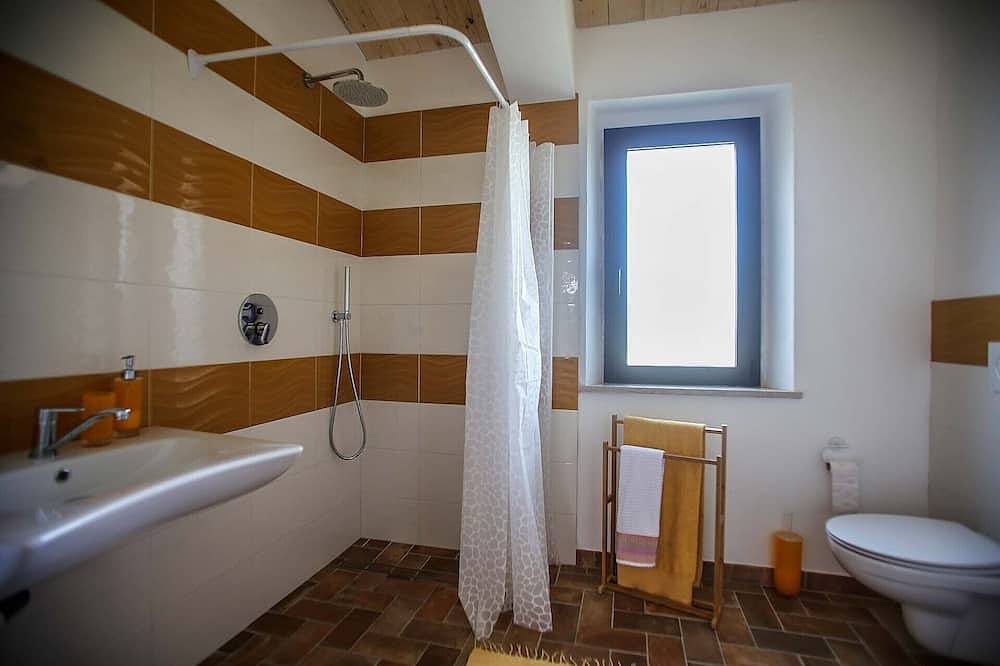 Feistehendes, komfortables Ferienhaus im Weinbaugebiet mit grossartigem Panorama in Serra de' Conti, Ancona Provinz