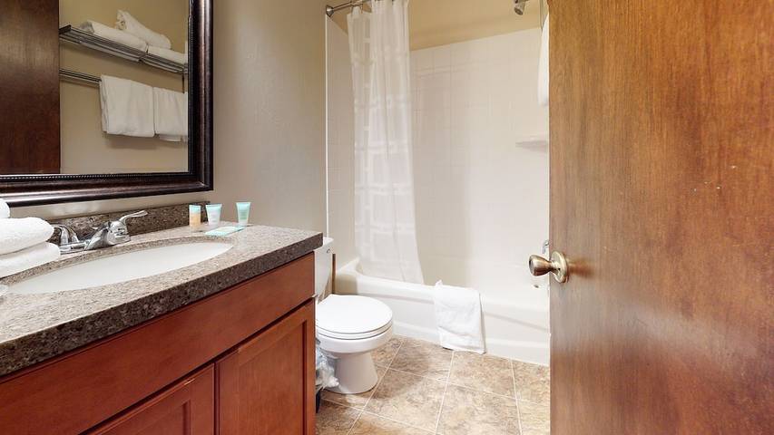 Vacation rental for 4 people, with hot tub and balcony as well as sauna in Mammoth Lakes
