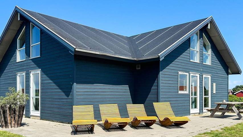 Ferieudlejning for 19 personer, med sauna og jacuzzi såvel som terrasse og pool i Harboøre