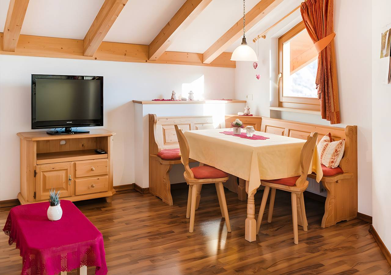 Ganze Wohnung, Ferienwohnung 'Löwenzahn' mit Bergblick, Wi-Fi und Klimaanlage in Algund, Texelgruppe