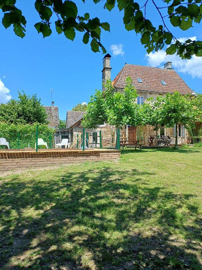 Location de vacances pour 6 personnes, avec jardin ainsi que vue et piscine à Hautefage - 2