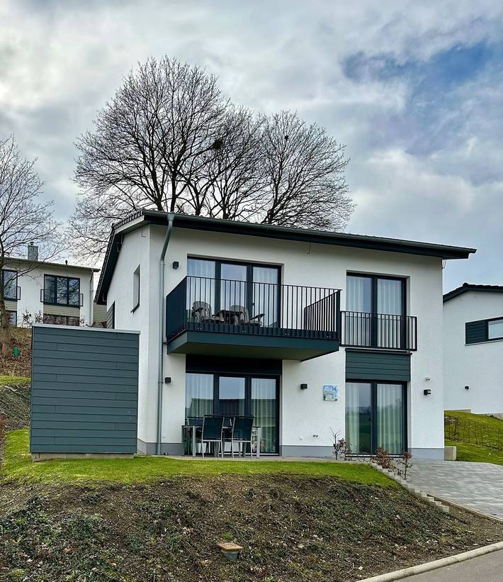 Ferienhaus für 6 Personen, mit Balkon und Terrasse sowie Sauna und Seeblick