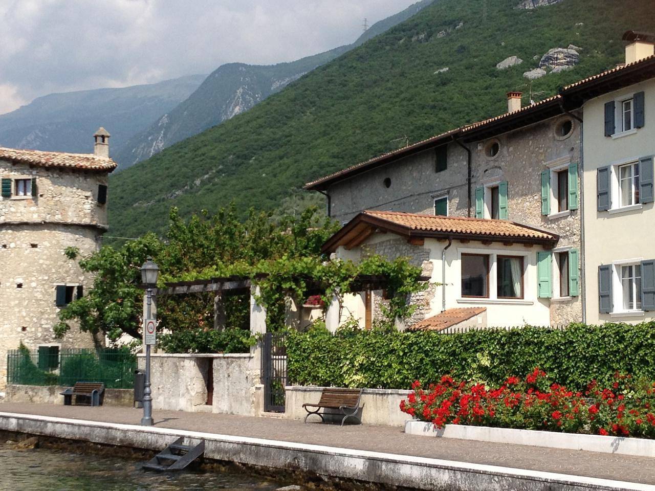 Traumhafter Rustico direkt am Ufer des Gardasees in Cassone di Malcesine, Malcesine
