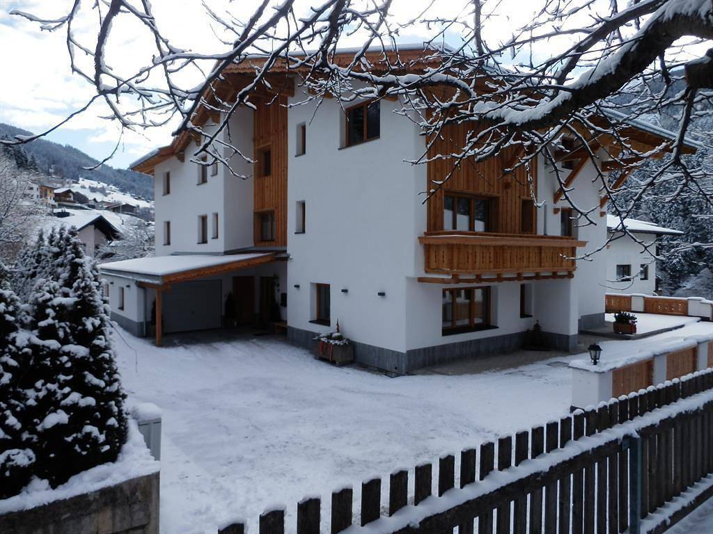 Ganze Ferienwohnung, Dreibettzimmer mit Dusche, Wc, Balkon in Lechtaler Alpen, Flirsch
