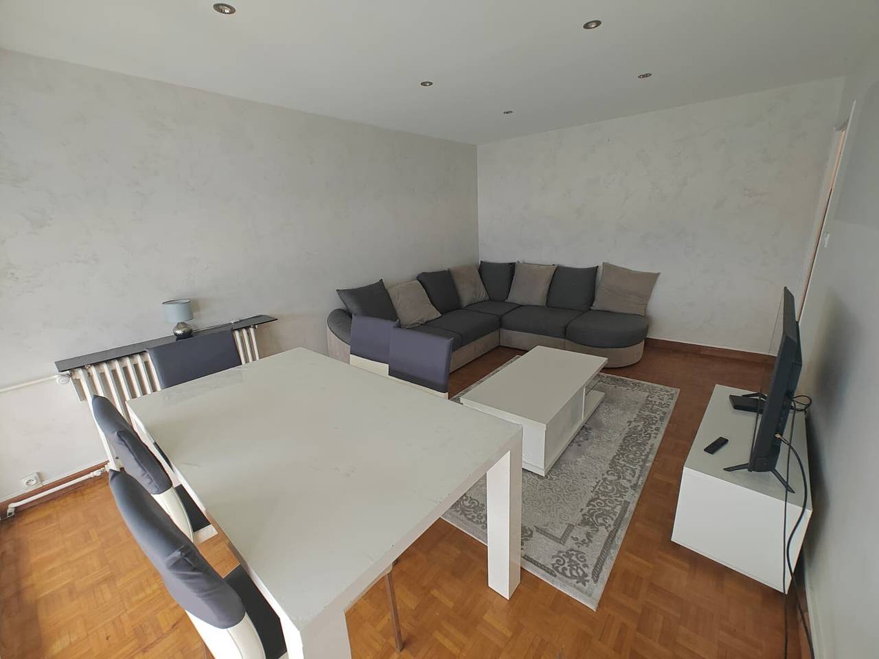 Entire apartment, Spacious T4 Apartment with Mountain Views, Wi-Fi, and Parking – Sleeps 8 in Annecy in Annecy, Annecy (commune)