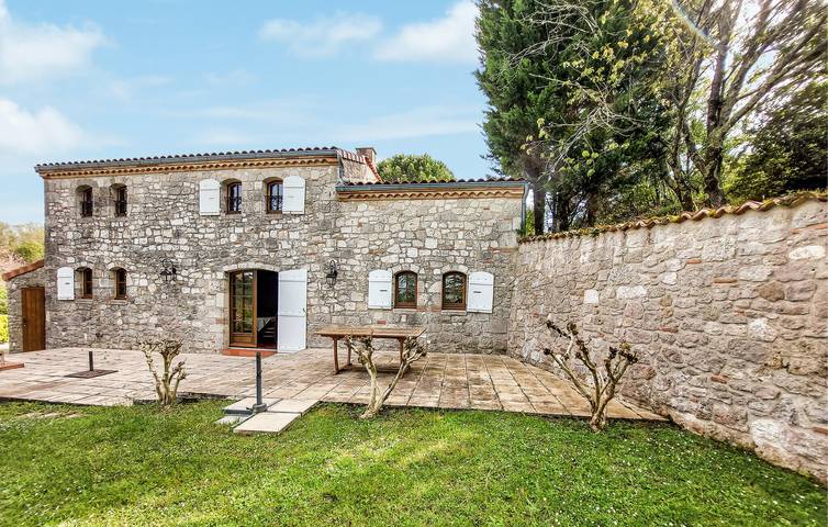 Gîte pour 6 personnes, avec jardin ainsi que terrasse et piscine, animaux acceptés à Prayssas