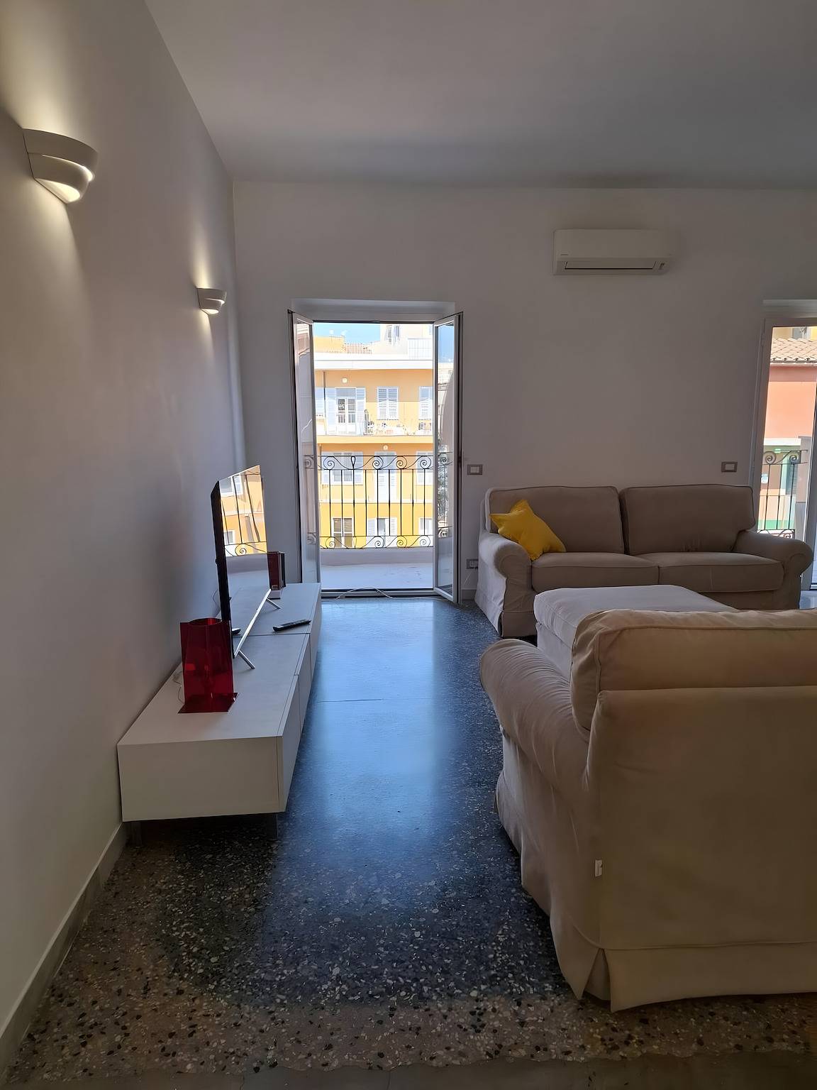 Ganze Wohnung, Ferienwohnung 'Monti View' mit privater Terrasse, Wi-Fi und Klimaanlage in Rom Zentrum, Rom