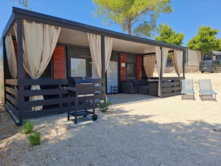 Camping para 5 personas, con vistas además de terraza y piscina en Dalmacia