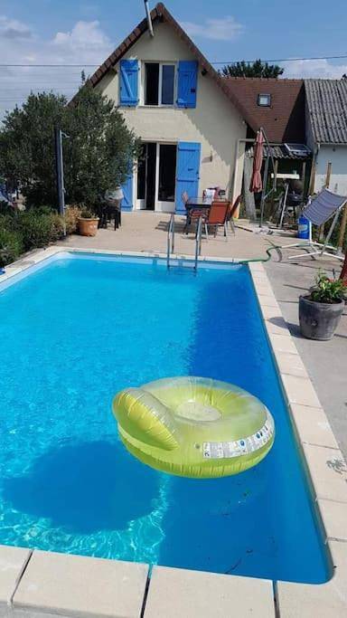 Location de vacances pour 6 personnes, avec terrasse et piscine à Saligny-sur-Roudon