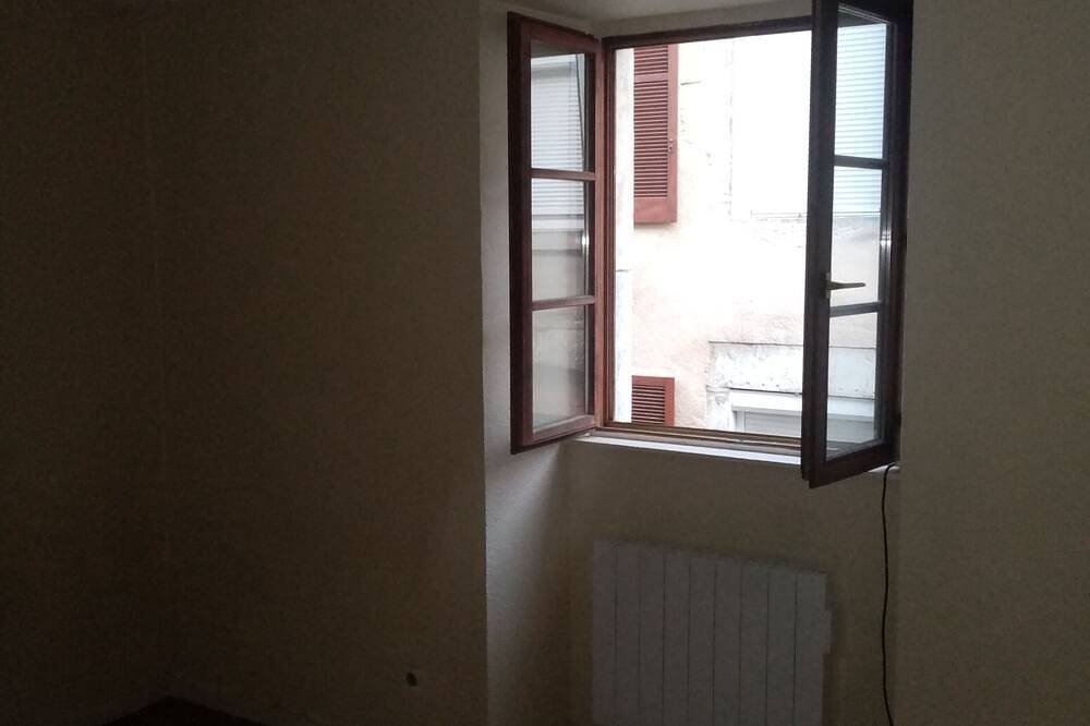 Apartamento entero, T1 Dans le Vieux Centre. Avec Salle de Bain Séparée et Baignoire. Spacieux Calme in Baume-les-Dames, Doubs (desambiguación)