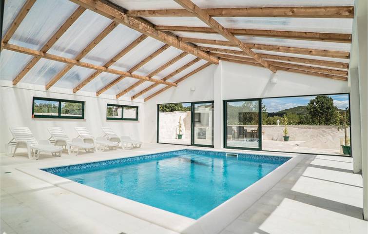 Geräumige Ferienwohnung mit Pool, WLAN, Küche und Parkplatz in Kreševo, Dalmatinisches Zagora