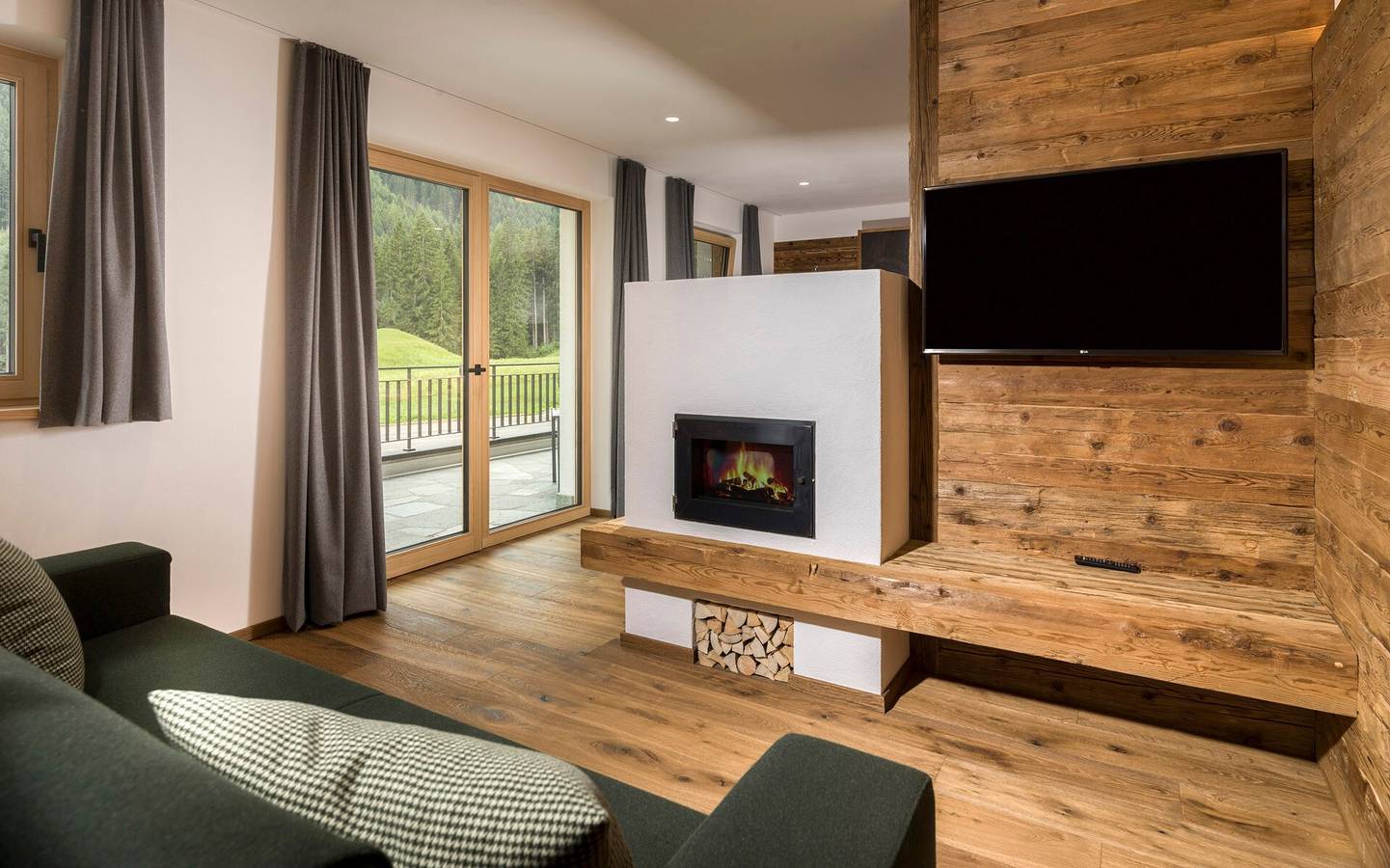 Hel lägenhet, Apartment "Waidacherhof Berg" with Mountain View, Balcony & Wi-Fi in Braies sjö, Prags