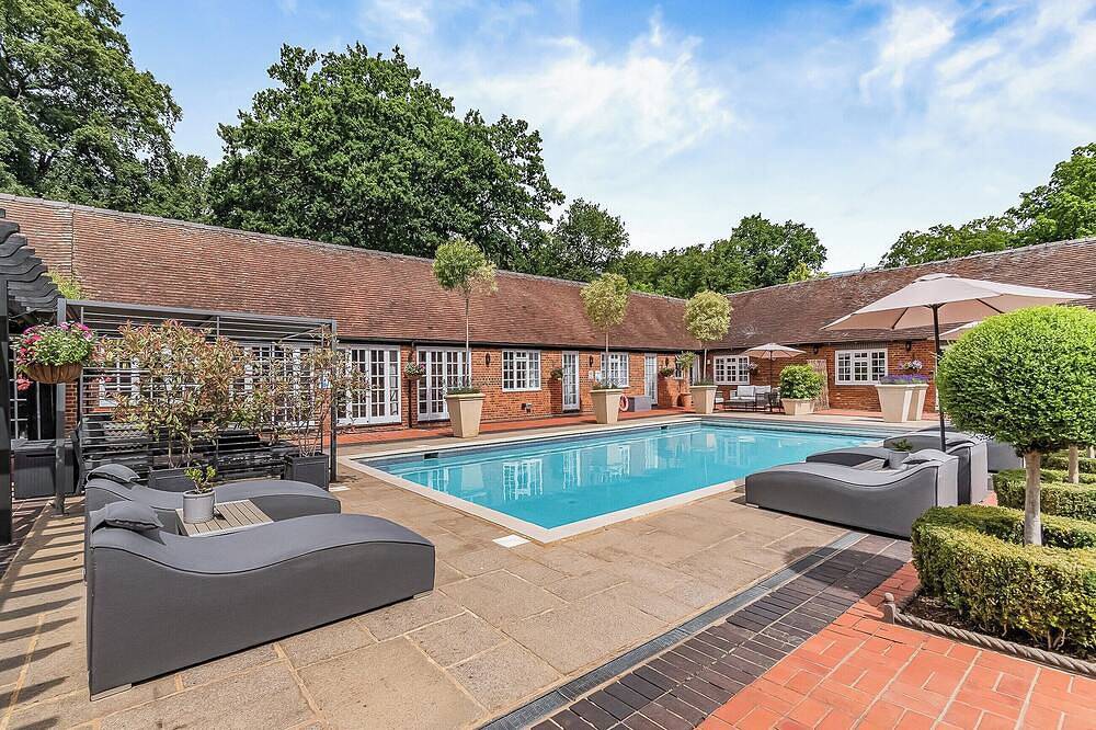 Weston Cottage - Uk50016 in Woking, Surrey