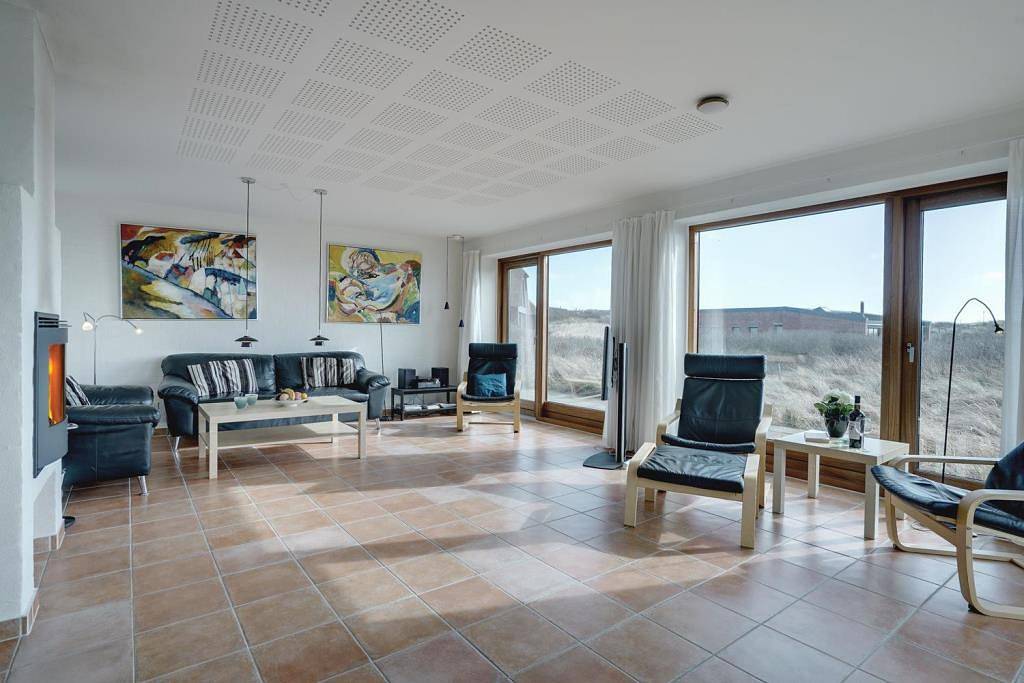 Hochgelegenes, vom Architekten entworfenes Ferienhaus dicht am Strand in Henne, Varde
