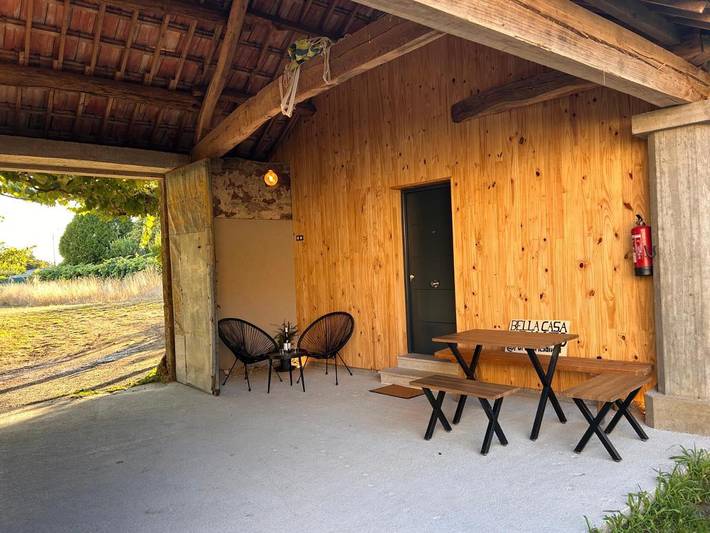 Albergue para 3 personas, con jardín además de terraza y jacuzzi en Teo 