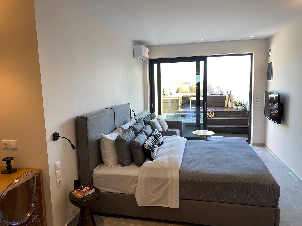 Studio entier, Suite de luxe avec lit double queen, vue imprenable sur la mer et jacuzzi privé in Sporades
