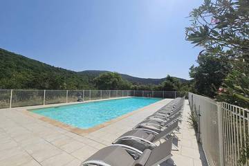 Gîte pour 4 personnes, avec piscine et terrasse à La Livinière