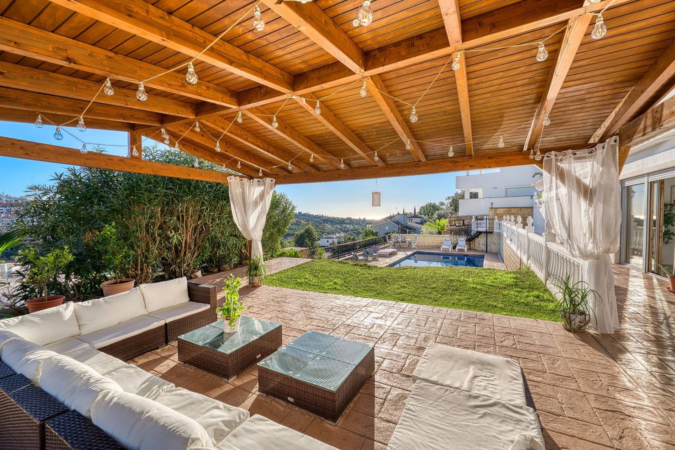 3077 Luxury Villa with Pool and Views in Elviria, in Marbella Oost, Marbella