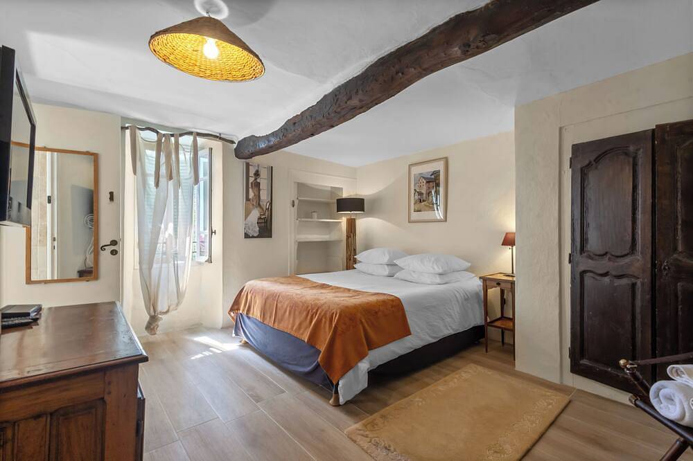 Mas provençal with swimming pool on 3 hectares of terraced land. Pets welcome in Cabris, Mittelmeerküste (Frankreich)