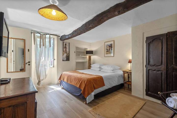 Mas provençal with swimming pool on 3 hectares of terraced land. Pets welcome in Cabris, Mittelmeerküste (Frankreich)