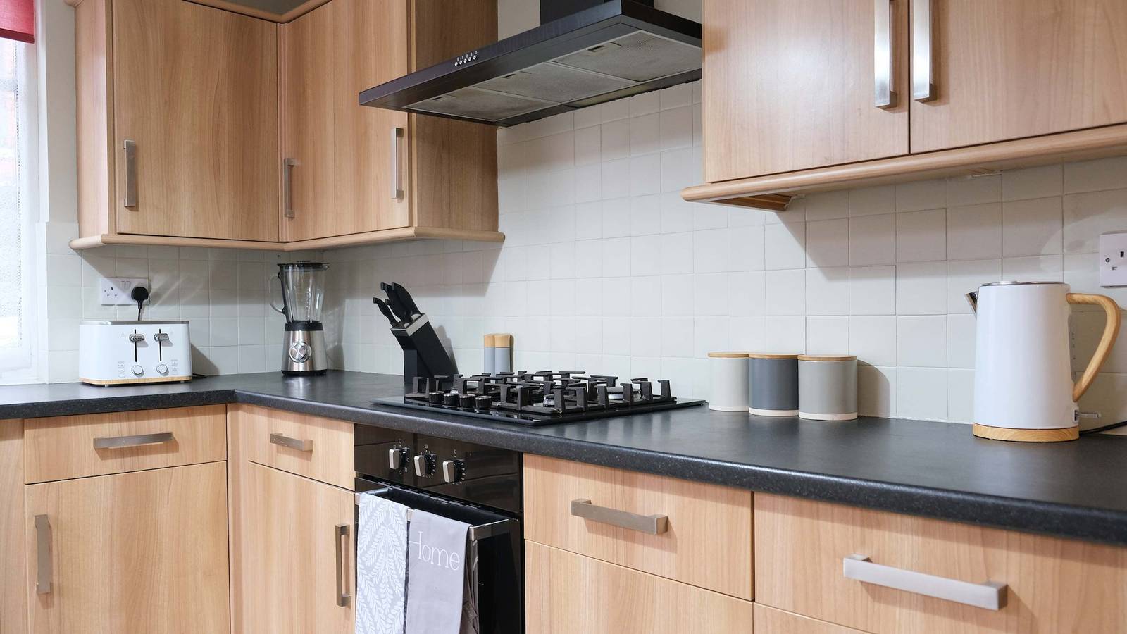 5Br Home | Ideal for Groups | Garden & Parking in Earls Barton, Northamptonshire