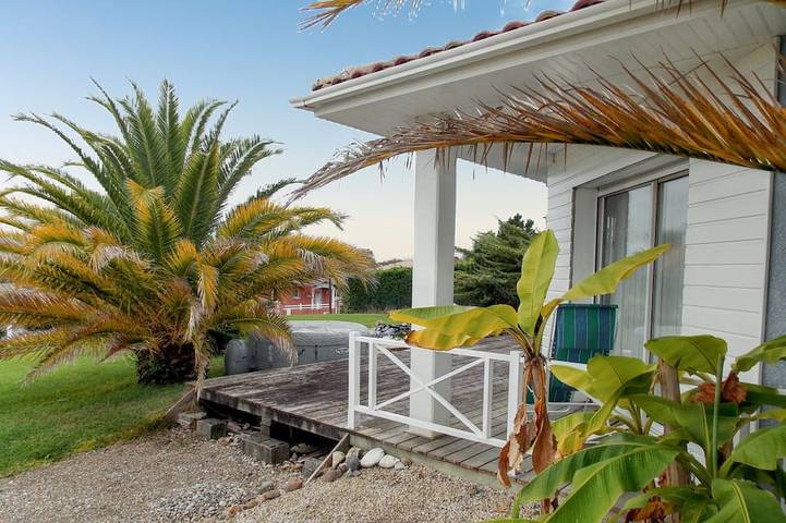 Location de vacances pour 6 personnes, avec terrasse ainsi que jacuzzi et jardin à Angoumé