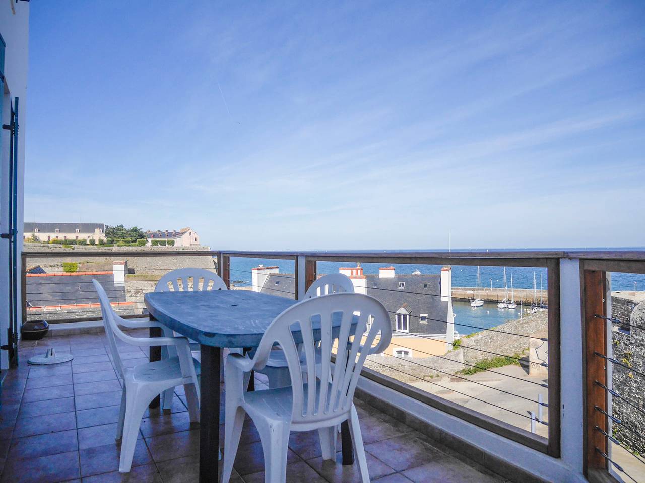 Ganze Wohnung, Zentrales Apartment mit Meerblickterrasse, Haustiere erlaubt in Le Palais, Côte des Mégalithes