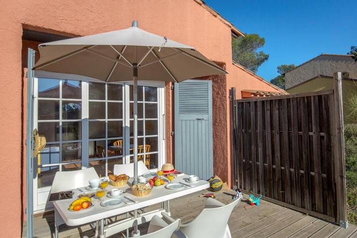 Parc de vacances pour 4 personnes, avec jardin et piscine, animaux acceptés dans Plage de Boulouris - 2