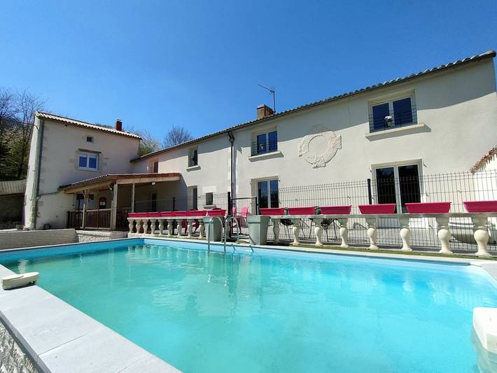 Gîte pour 15 personnes, avec jardin ainsi que terrasse et piscine à Vendeuvre-du-Poitou - 2