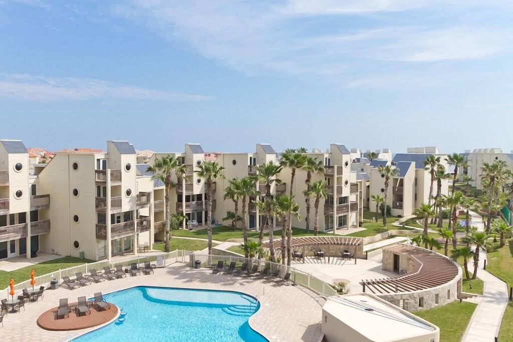 Ganze Wohnung, Solare Tower 405A - Luxuriöses tropisches Resort, privater Balkon mit Poolblick in Richtung Golf von Mexiko, Effizienz perfekt für zwei Personen in South Padre Island, Laguna Madre