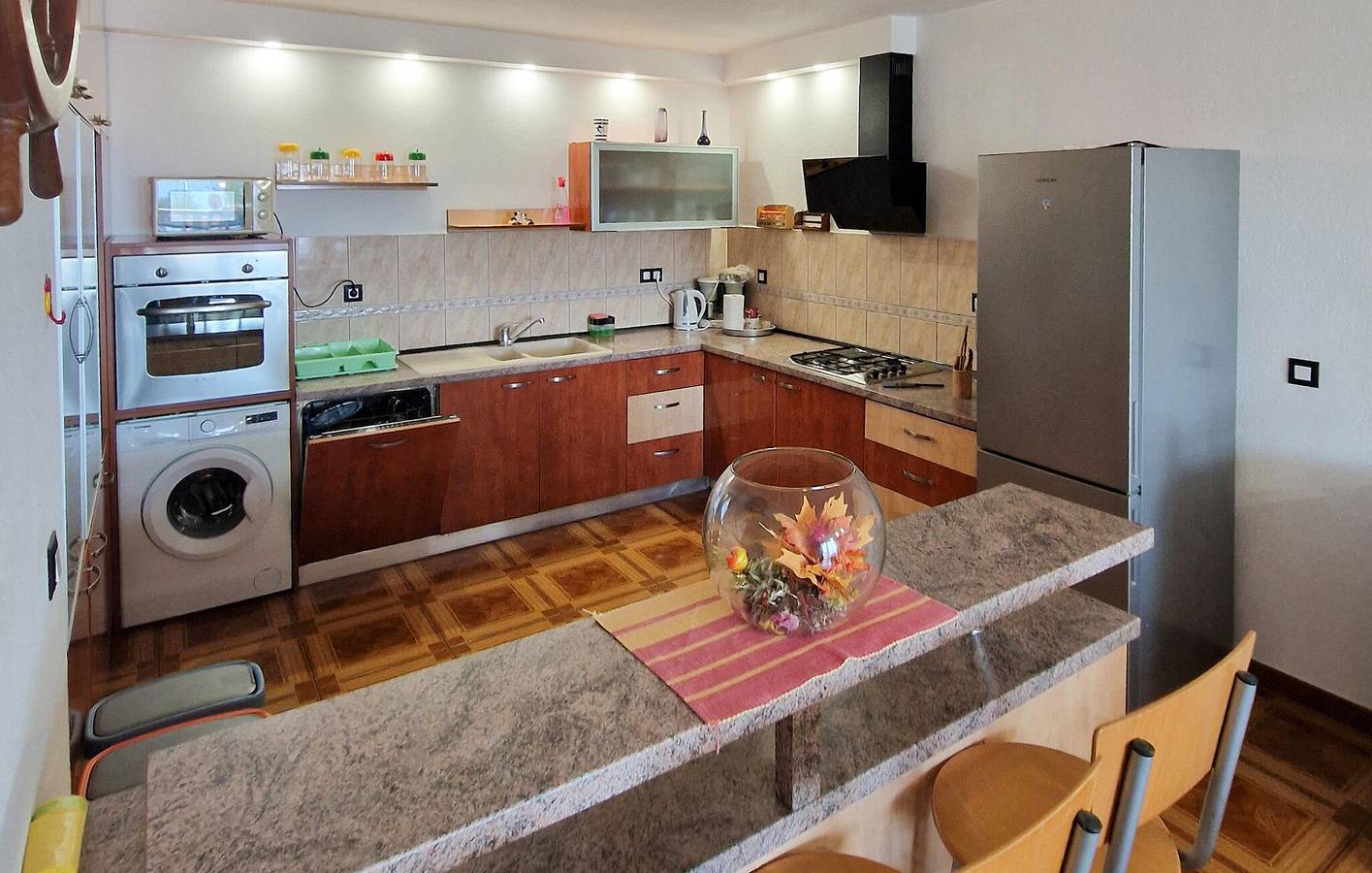 Ganze Ferienwohnung, Charmante Unterkunft, 2 km vom Strand entfernt: 90 m² große Wohnung mit Pool und Terrasse in Omis, Split-Dalmatien