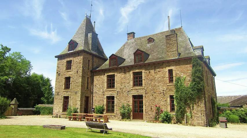 Château pour 14 personnes, avec piscine ainsi que sauna et jardin, animaux acceptés en Belgique