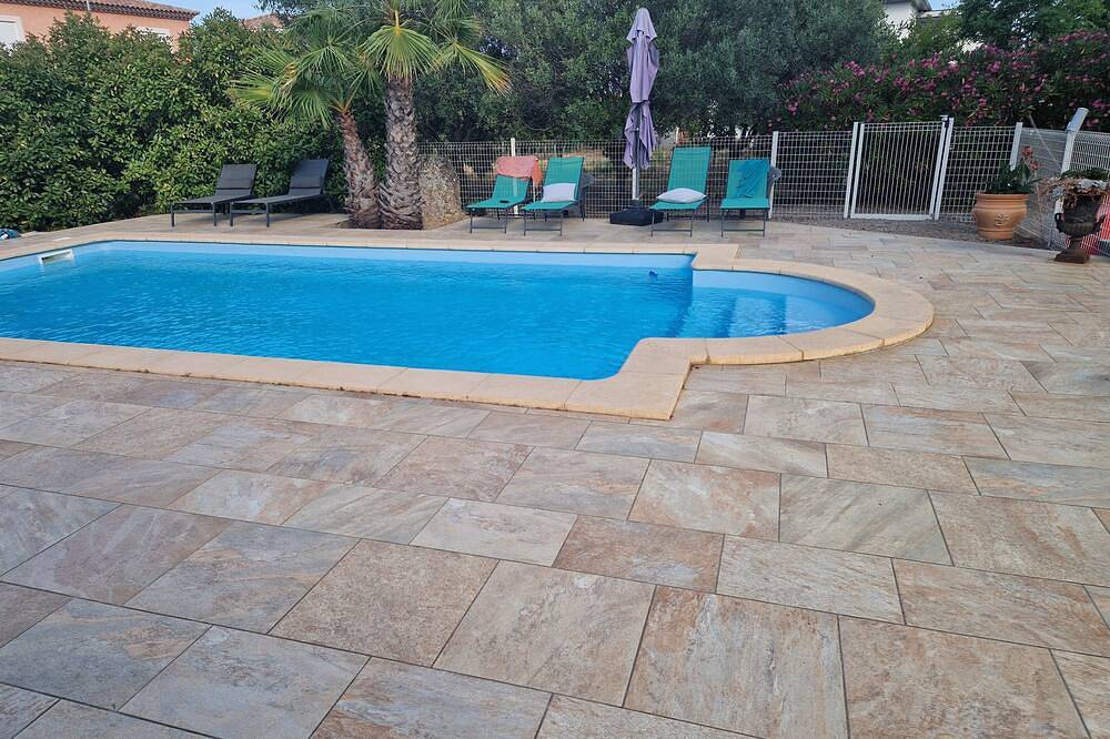 Les Favières. Gîte climatisé, Piscine. Wifi, Parking.  Mer 15min.  Cœur vignoble in Pinet (homonymie), Côte méditerranéenne (France)