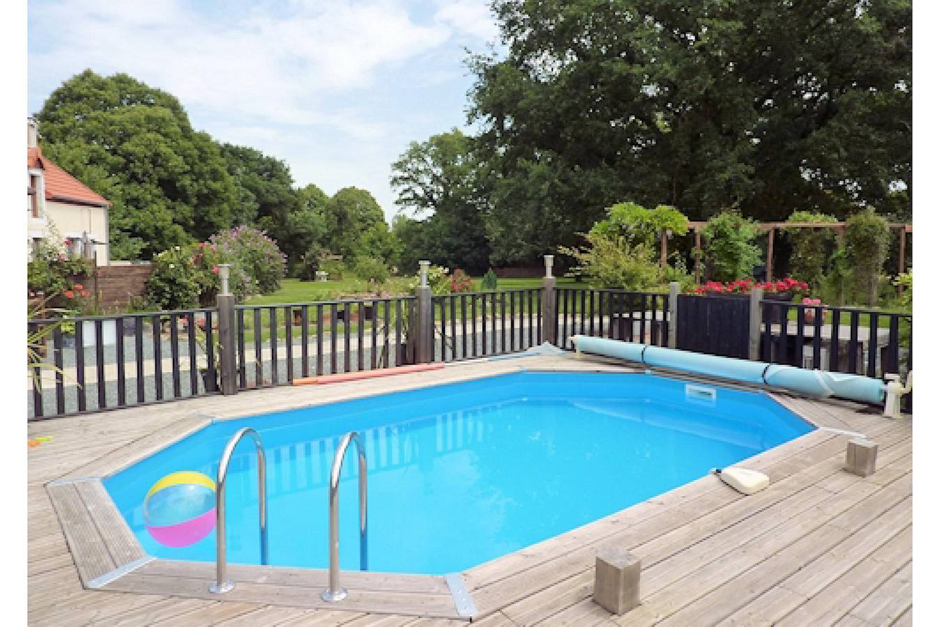 Saint-Saturnin 3-Bed Home, Sleeps 10, Pool, Garden in Saint-Saturnin (Cher), Saint-Amand-Montrond