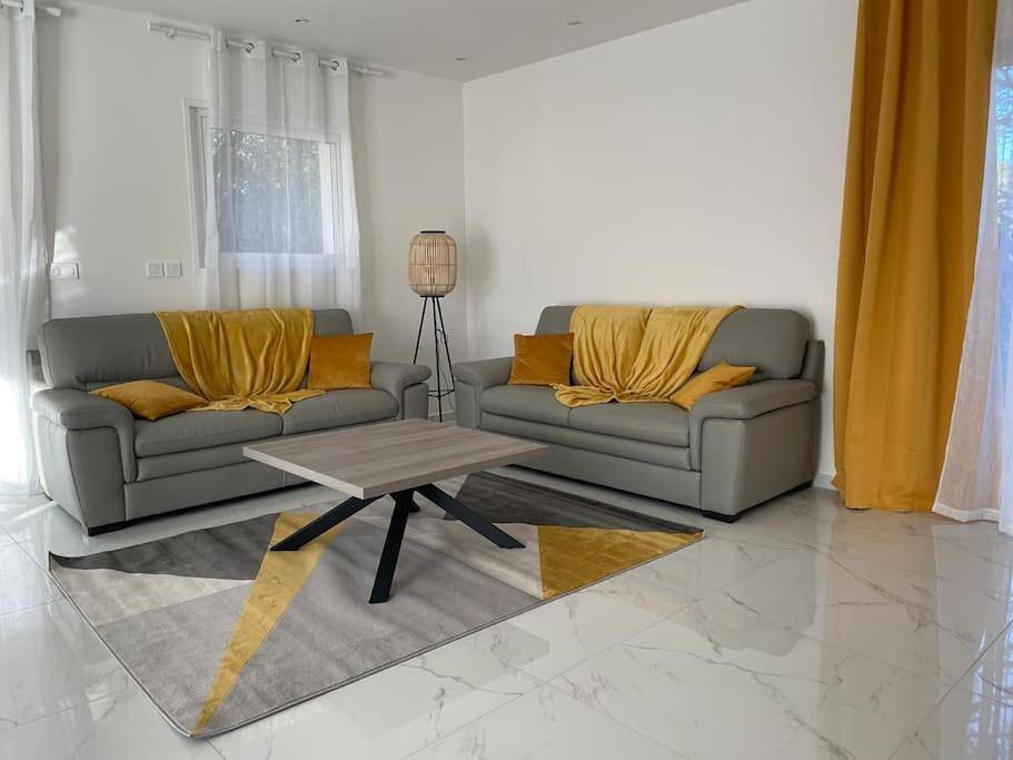 Three-Bedroom Villa in Sauveterre, Région de Nîmes