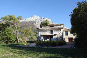 Gîte pour 6 personnes, avec terrasse et piscine ainsi que jardin et jacuzzi, animaux acceptés dans les Alpes-de-Haute-Provence
